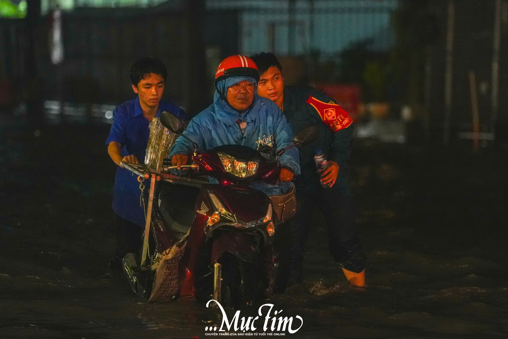 Triều cường đạt đỉnh, tuổi trẻ TP.HCM ra quân hỗ trợ người dân- Ảnh 14.