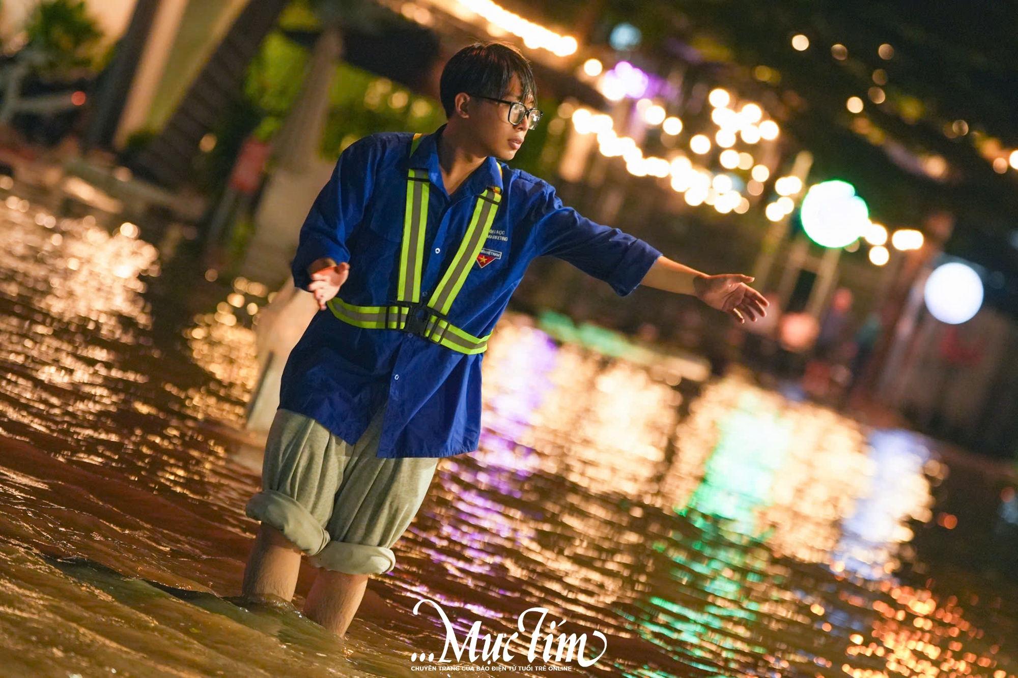 Triều cường đạt đỉnh, tuổi trẻ TP.HCM ra quân hỗ trợ người dân- Ảnh 15.