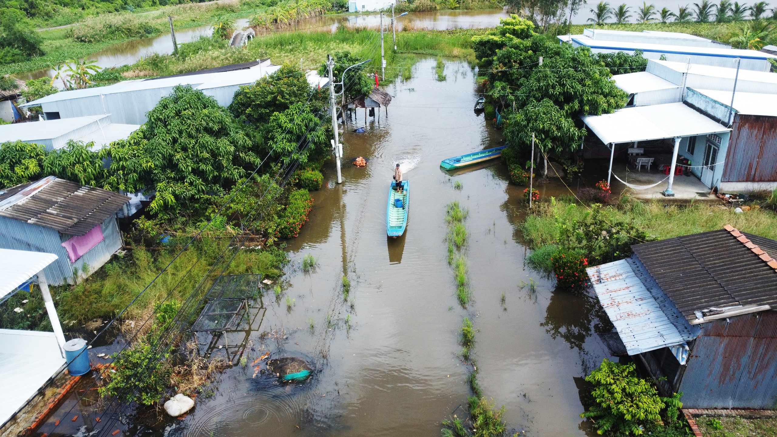 Coastal residents in southernmost Vietnam paddle boats on flooded roads despite not being in flood zone- Ảnh 2.