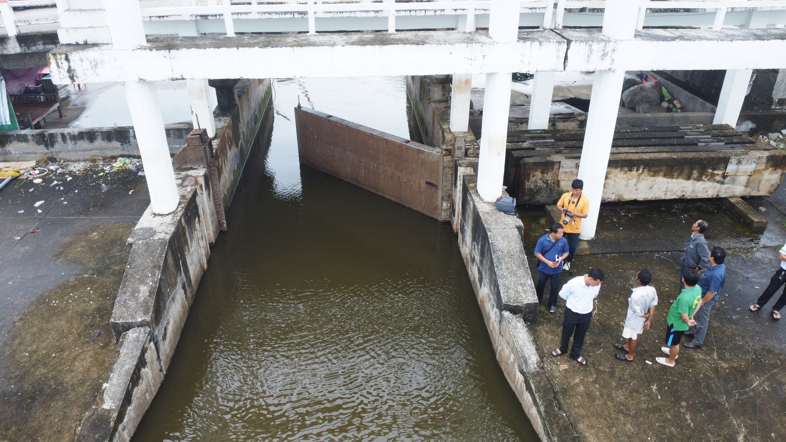 Coastal residents in southernmost Vietnam paddle boats on flooded roads despite not being in flood zone- Ảnh 8.