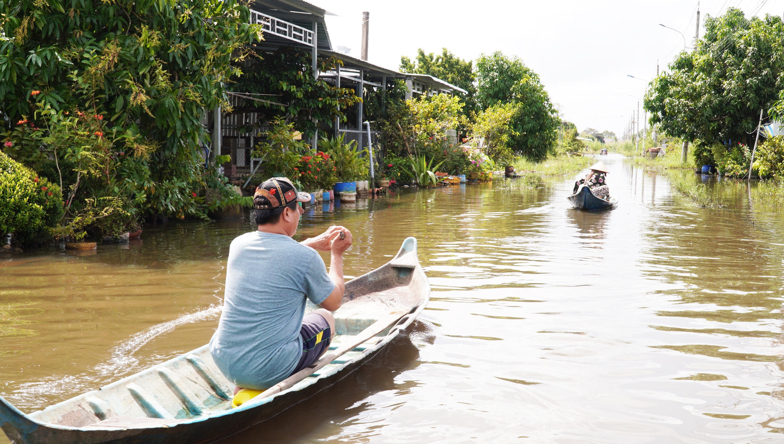 Coastal residents in southernmost Vietnam paddle boats on flooded roads despite not being in flood zone- Ảnh 1.