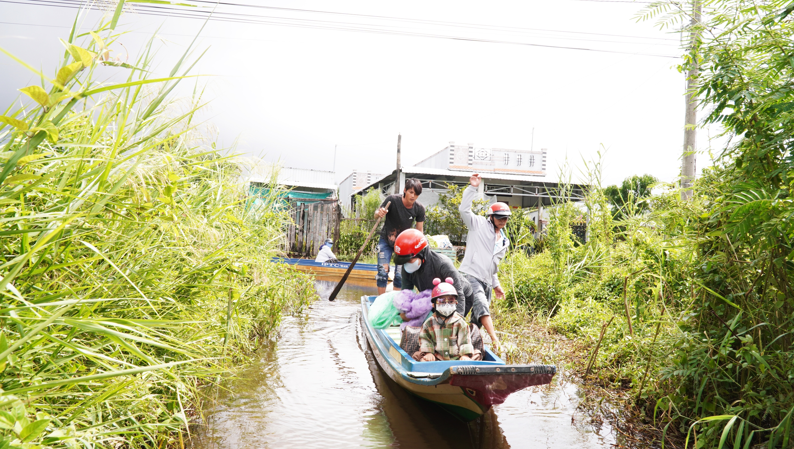 Coastal residents in southernmost Vietnam paddle boats on flooded roads despite not being in flood zone- Ảnh 3.