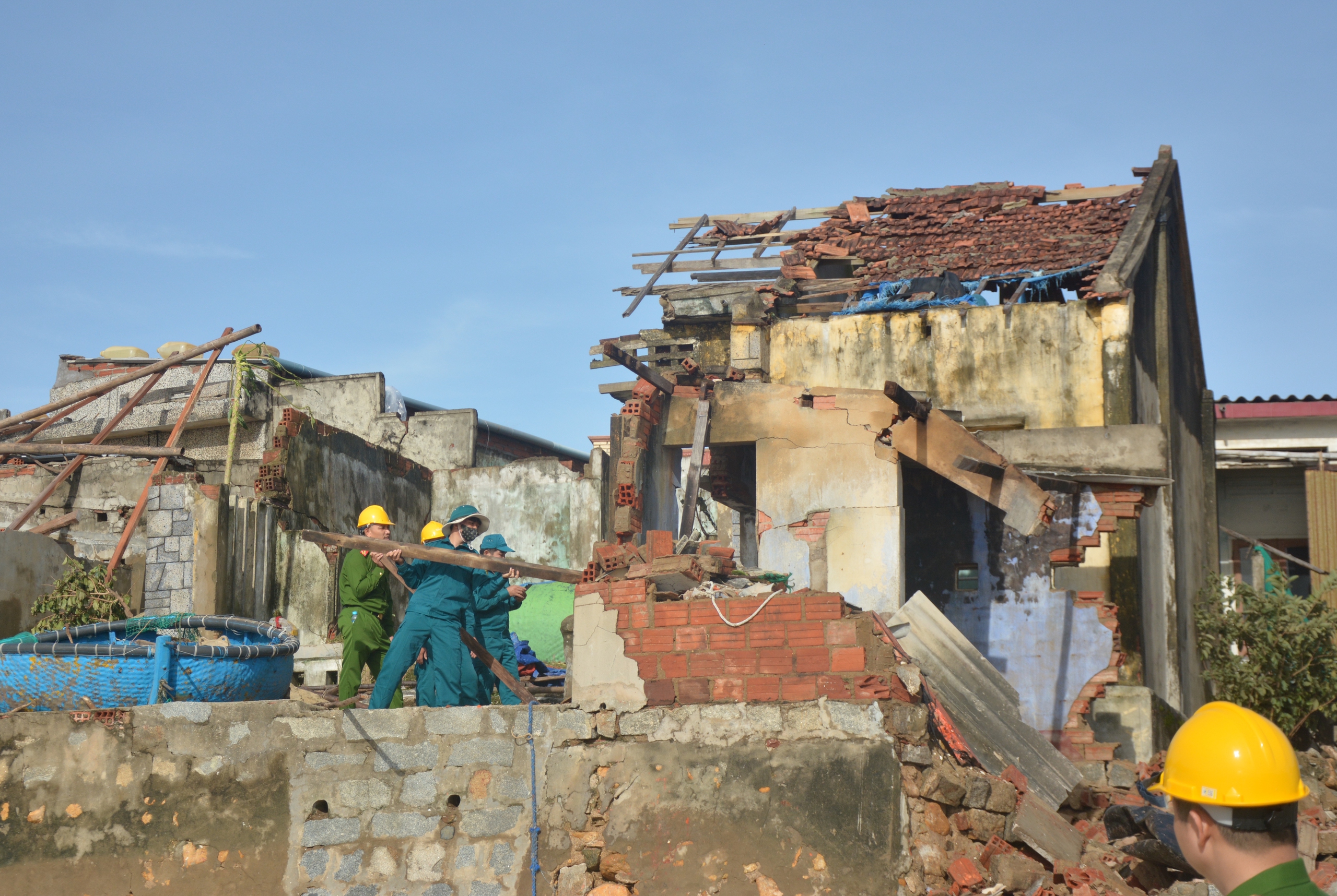 Storm Kalmaegi wipes out Vietnamese fishing village- Ảnh 9.