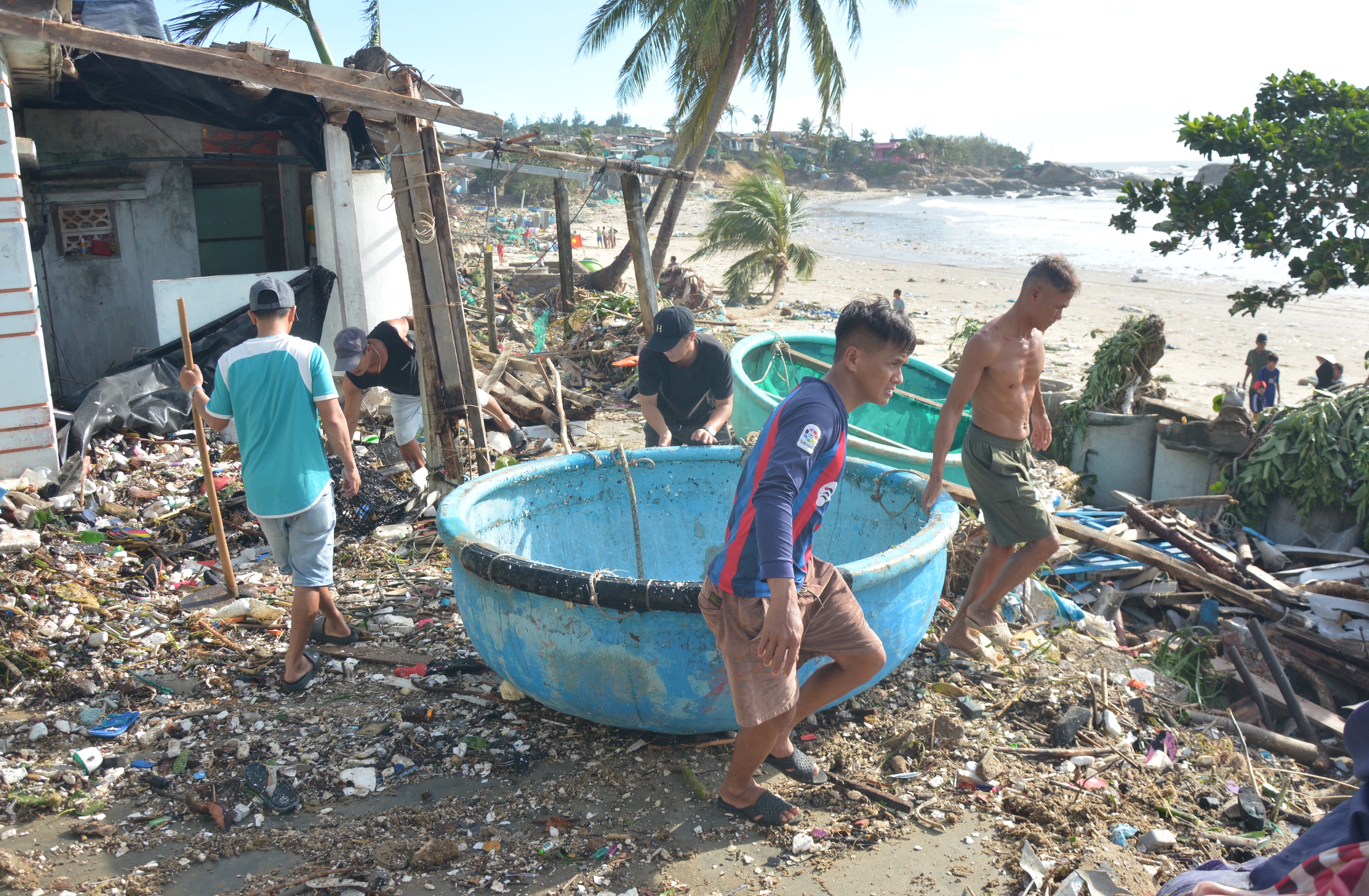 Storm Kalmaegi wipes out Vietnamese fishing village- Ảnh 7.