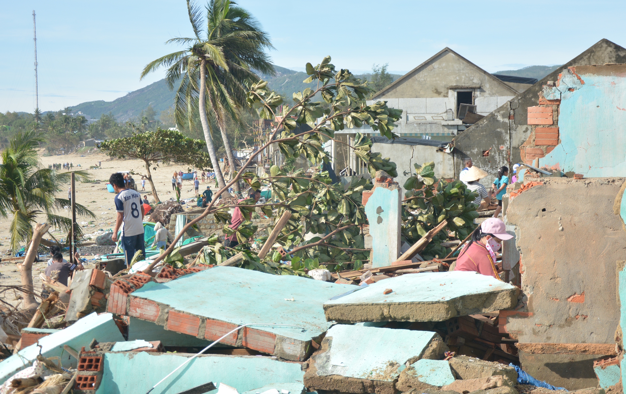 Storm Kalmaegi wipes out Vietnamese fishing village- Ảnh 4.