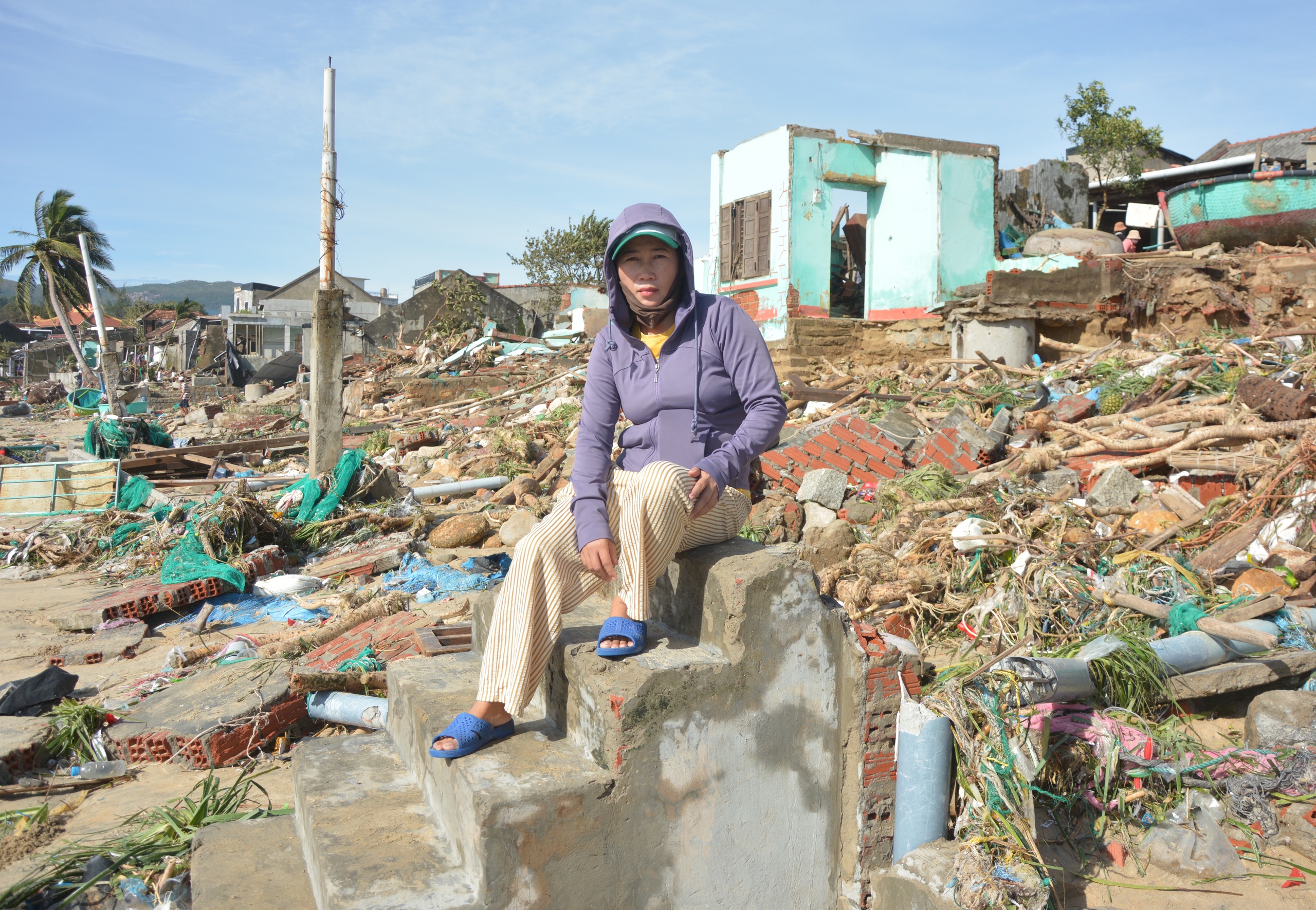 Storm Kalmaegi wipes out Vietnamese fishing village- Ảnh 1.