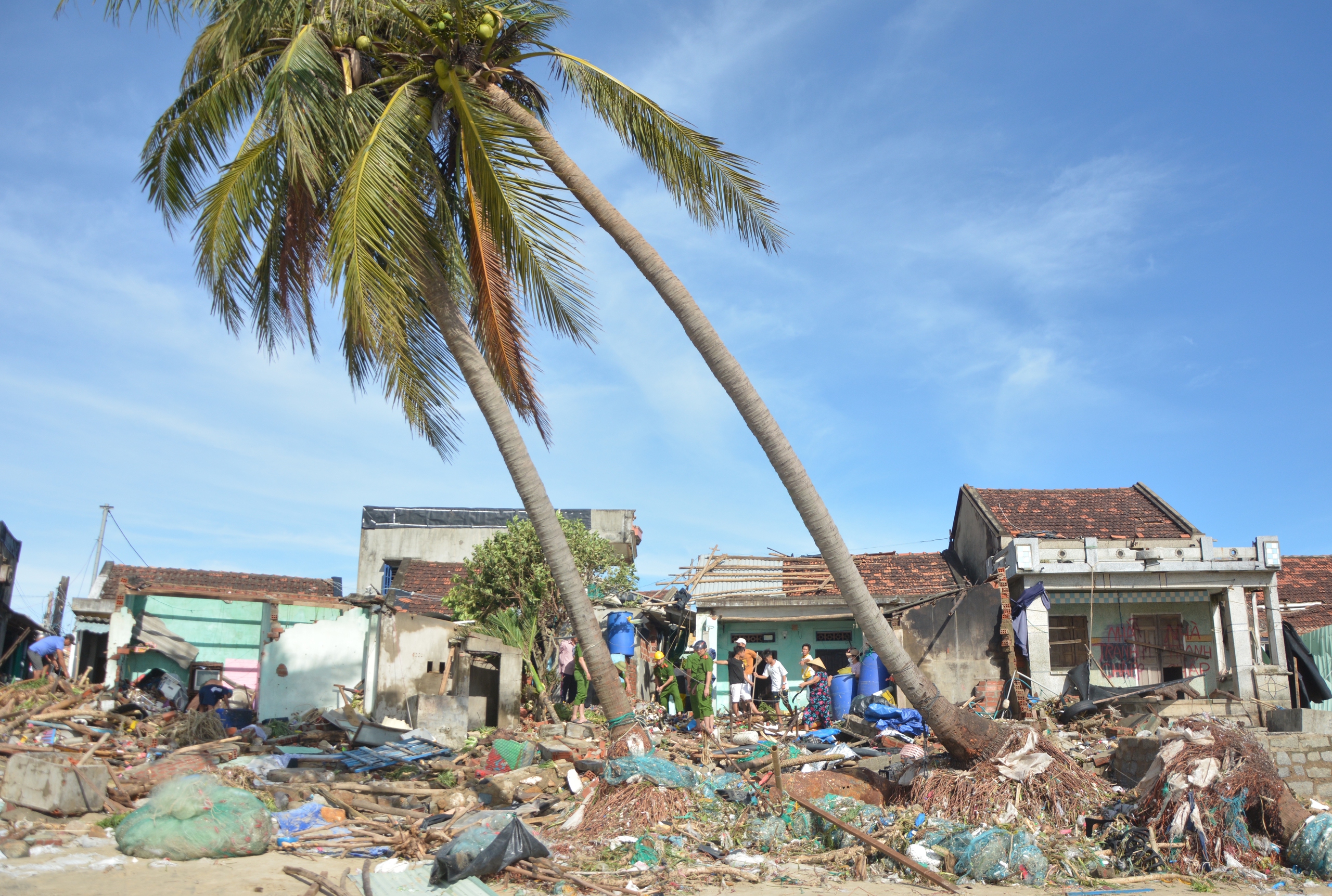 Storm Kalmaegi wipes out Vietnamese fishing village- Ảnh 6.
