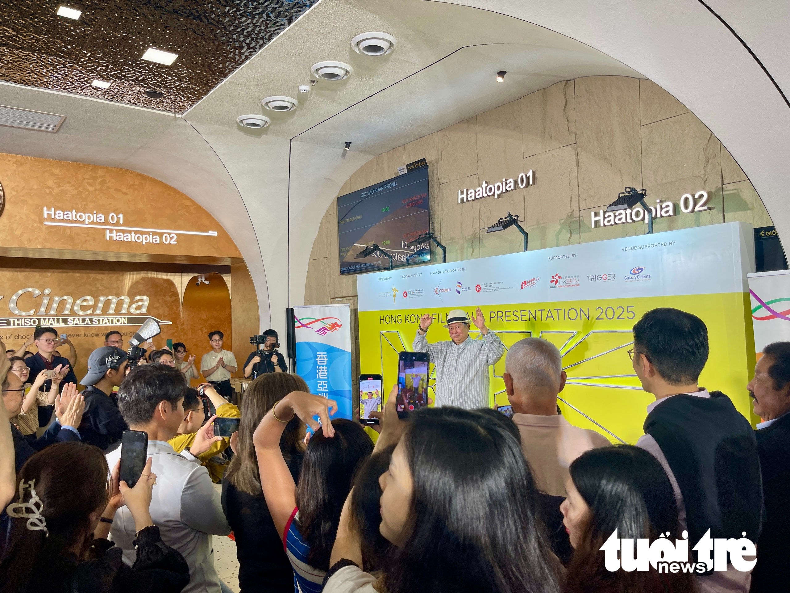 Louis Koo, Sammo Hung thrill fans at Hong Kong Film Gala Presentation opening in Ho Chi Minh City - Ảnh 8.