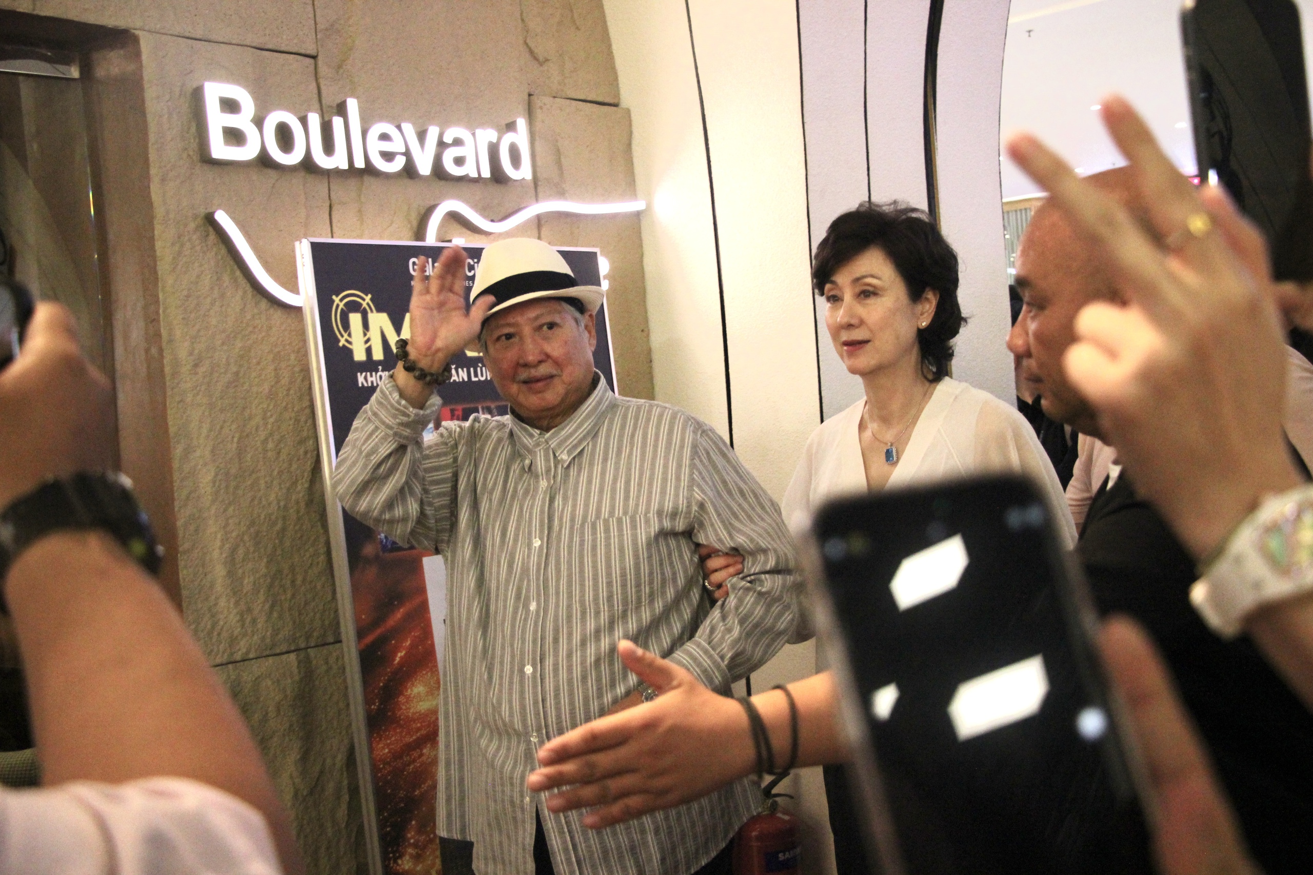 Cổ Thiên Lạc và Hồng Kim Bảo giao lưu cùng fan Việt tại Gala Điện ảnh Hong Kong ở TP.HCM - Ảnh 1. Cổ Thiên Lạc - Ảnh 1.