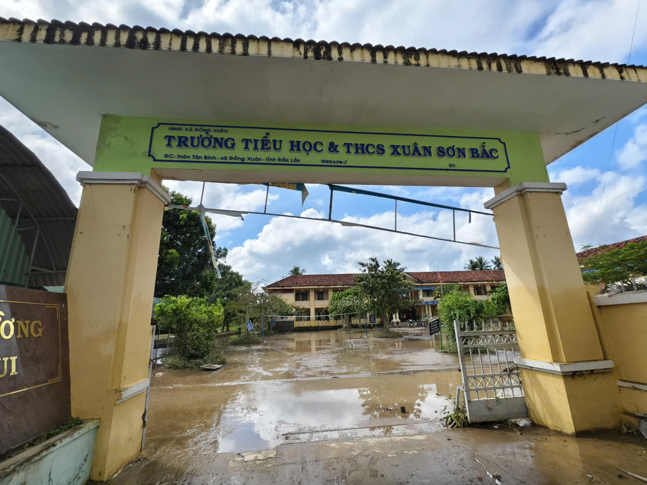 Dân và giáo viên vùng bị lũ lụt bởi bão Kalmaegi 'đánh vật' với bùn non, rác rến- Ảnh 4. bão Kalmaegi - Ảnh 4.