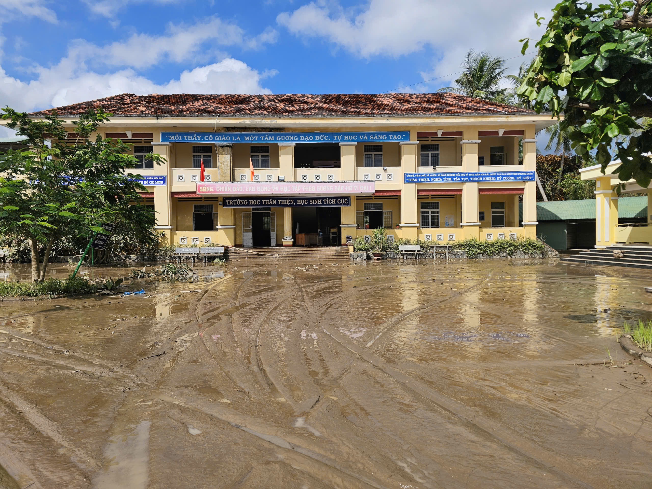 Dân và giáo viên vùng bị lũ lụt bởi bão Kalmaegi 'đánh vật' với bùn non, rác rến- Ảnh 5. bão Kalmaegi - Ảnh 5.