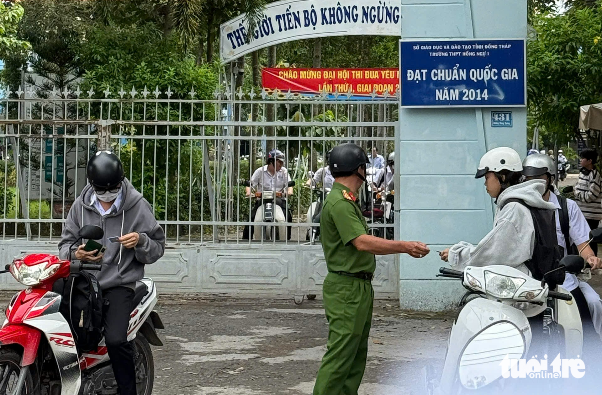 Cảnh sát giao thông Đồng Tháp kiểm tra bãi xe ở trường học, phát hiện 151 học sinh vi phạm - Ảnh 3.
