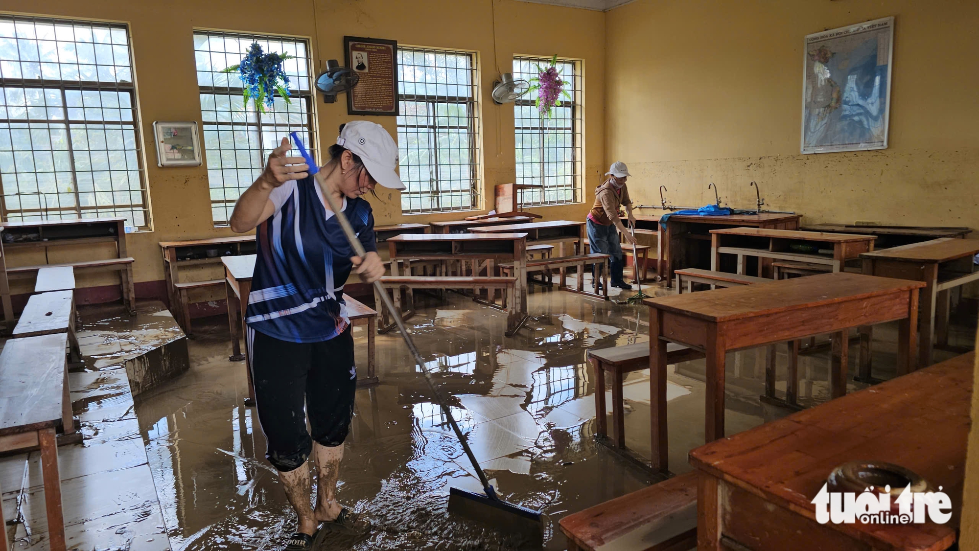Dân và giáo viên vùng bị lũ lụt bởi bão Kalmaegi 'đánh vật' với bùn non, rác rến- Ảnh 1. Sau bão Kalmaegi, người dân và giáo viên 'đánh vật' với bùn non, rác rến - Ảnh 1.