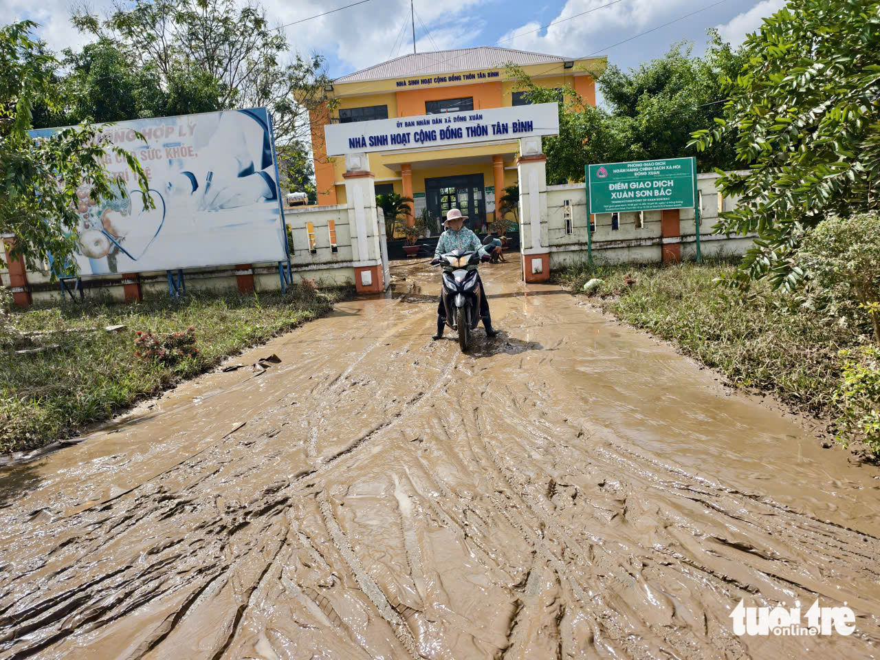 Dân và giáo viên vùng bị lũ lụt bởi bão Kalmaegi 'đánh vật' với bùn non, rác rến- Ảnh 7. bão Kalmaegi - Ảnh 7.