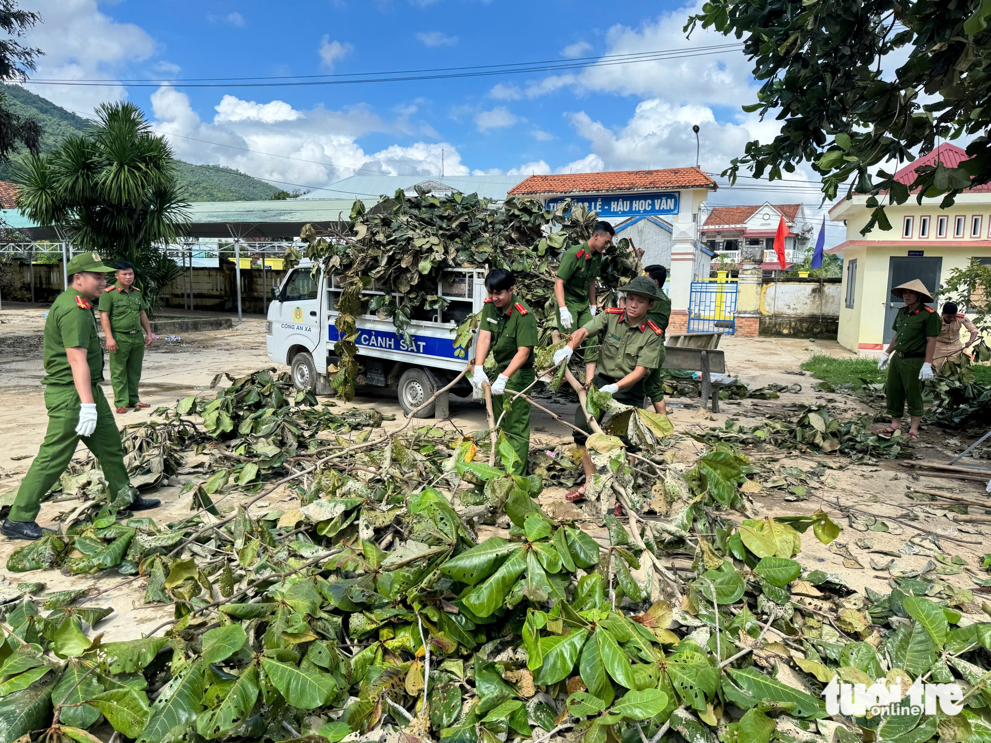 Dân và giáo viên vùng bị lũ lụt bởi bão Kalmaegi 'đánh vật' với bùn non, rác rến- Ảnh 9. Sau bão Kalmaegi, người dân và giáo viên 'đánh vật' với bùn non, rác rến - Ảnh 6.