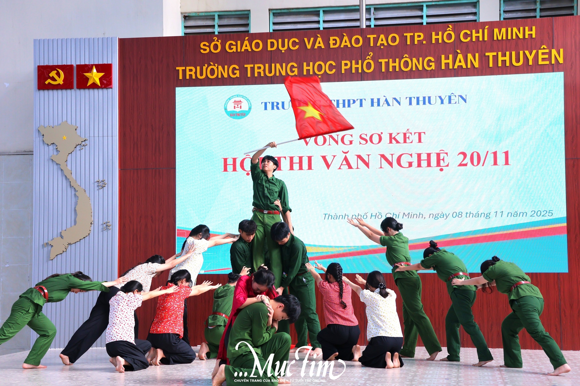 Học trò Trường THPT Hàn Thuyên 'tặng quà' 20-11 sớm cho thầy cô - Ảnh 2.