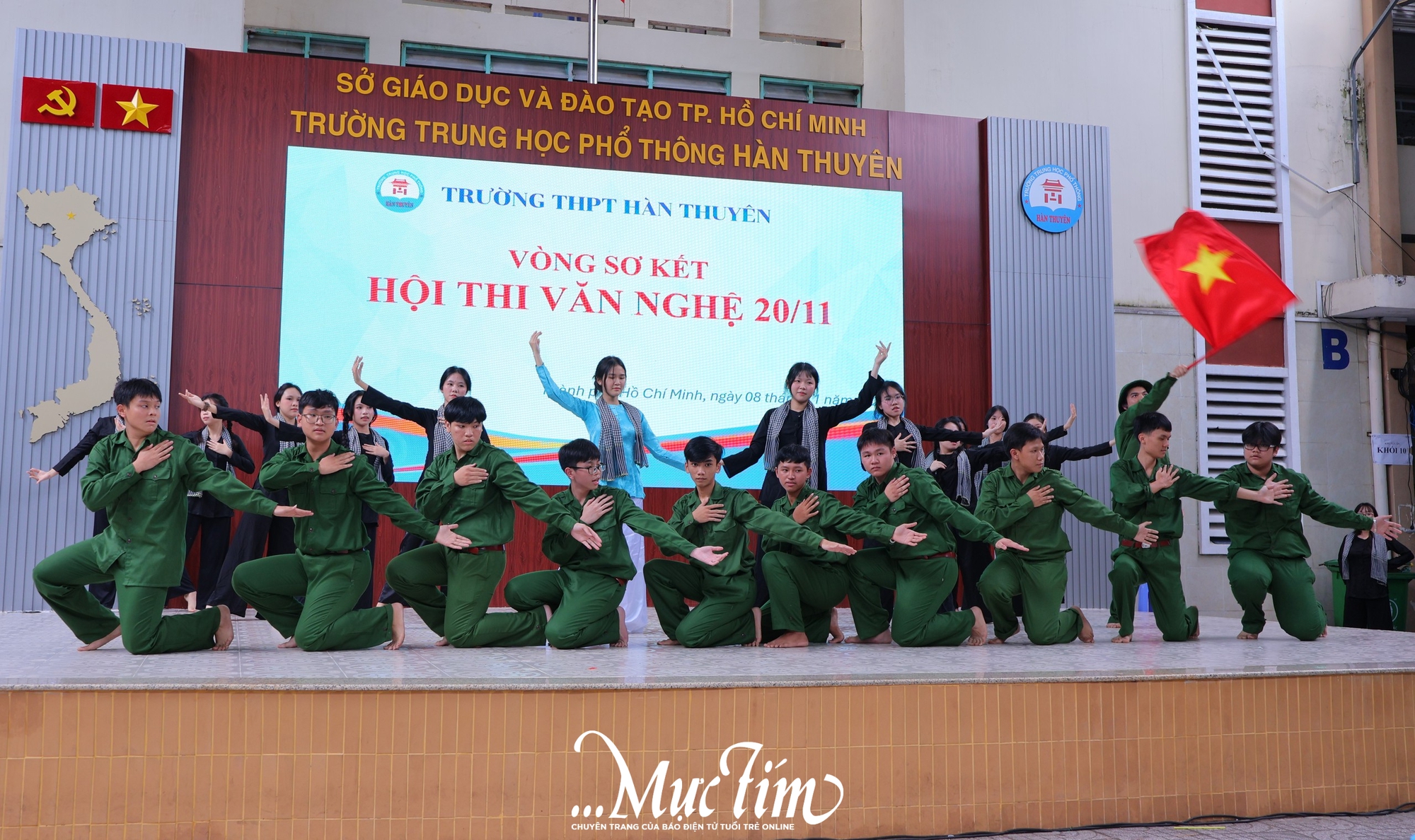 Học trò Trường THPT Hàn Thuyên 'tặng quà' 20-11 sớm cho thầy cô - Ảnh 3.