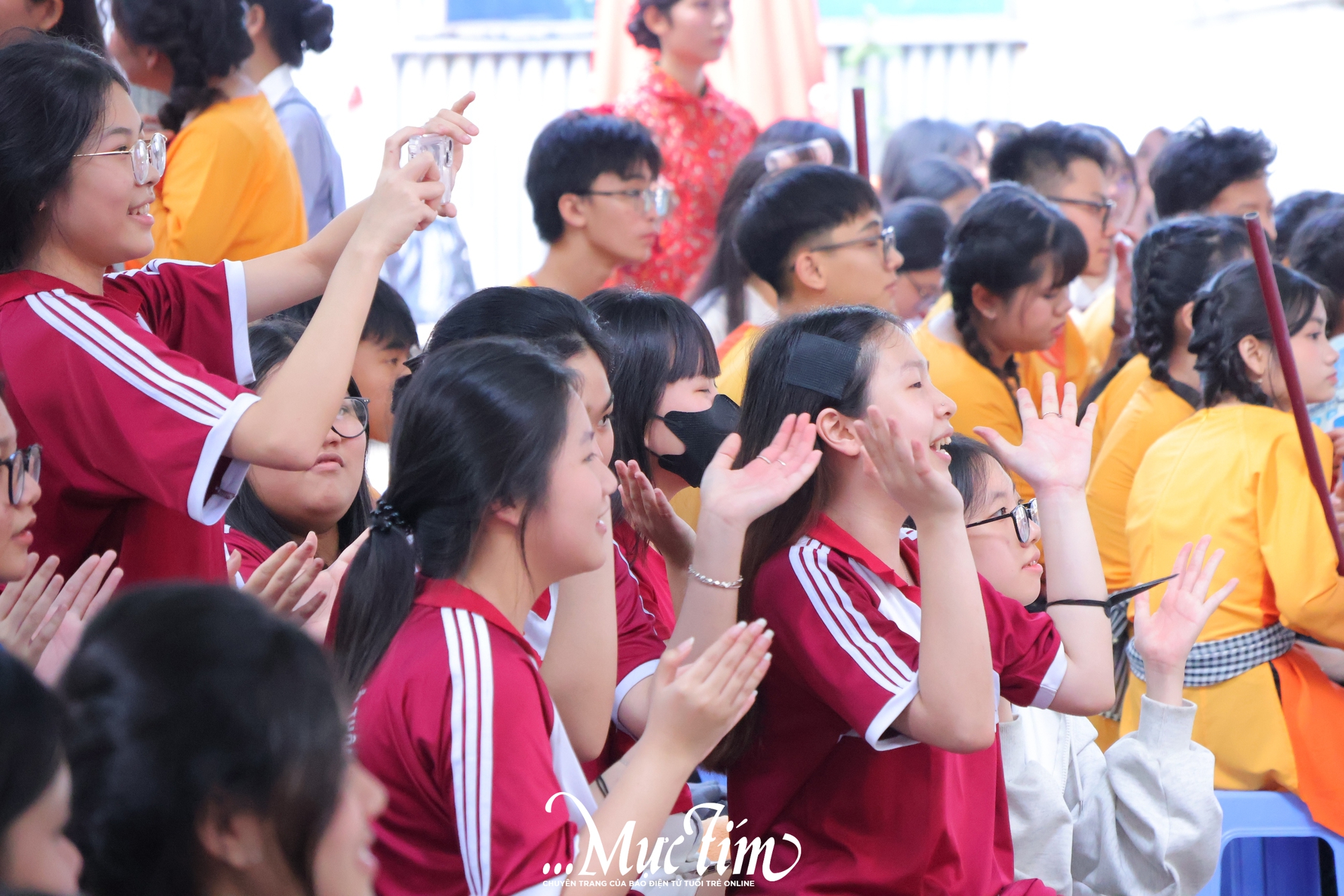 Học trò Trường THPT Hàn Thuyên 'tặng quà' 20-11 sớm cho thầy cô - Ảnh 6.