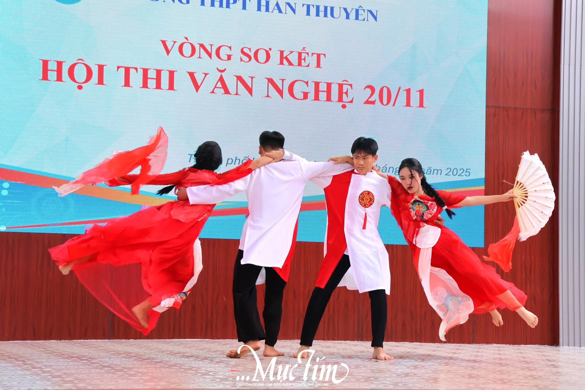 Học trò Trường THPT Hàn Thuyên 'tặng quà' 20-11 sớm cho thầy cô - Ảnh 7.