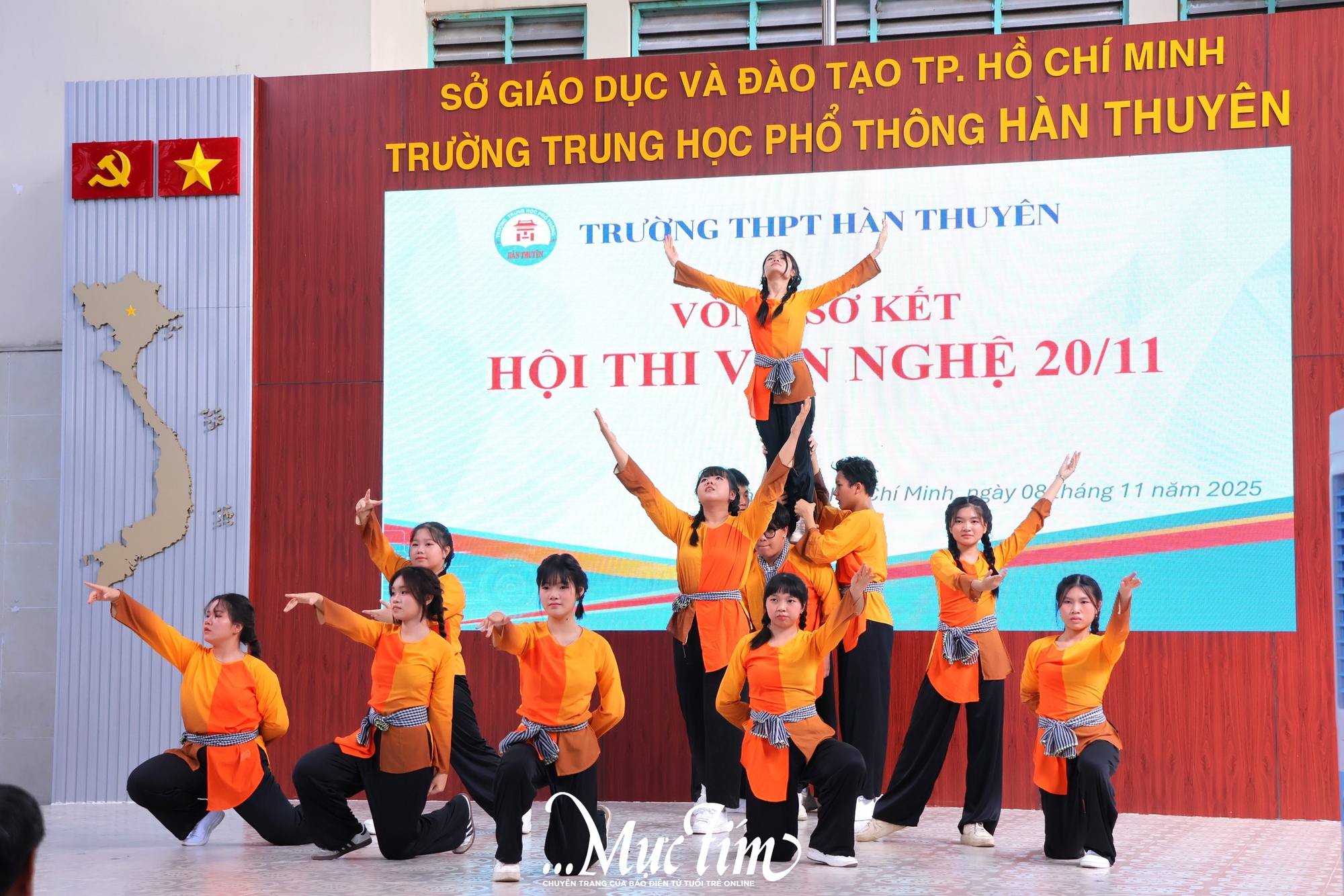 Học trò Trường THPT Hàn Thuyên 'tặng quà' 20-11 sớm cho thầy cô - Ảnh 8.