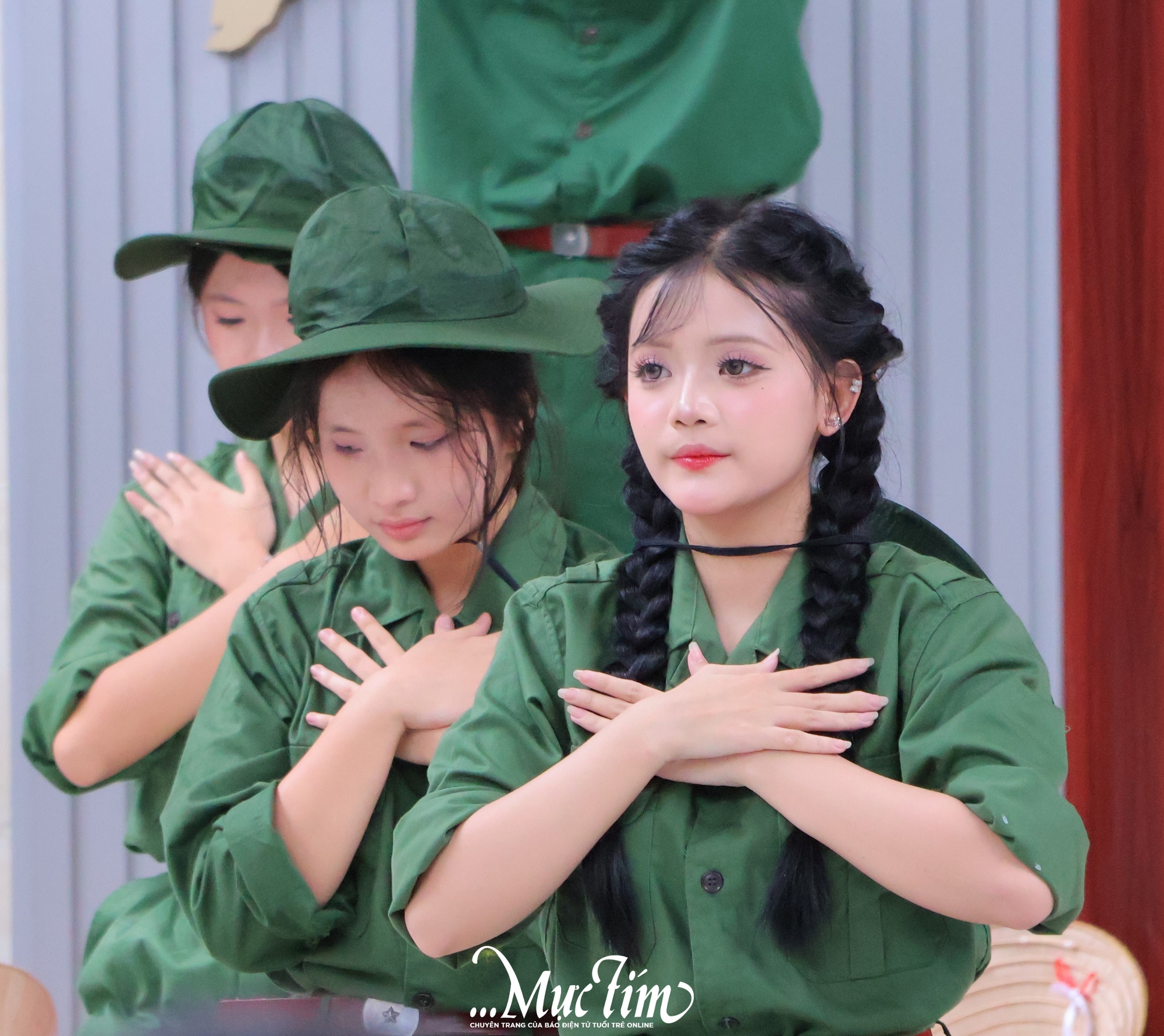 Học trò Trường THPT Hàn Thuyên 'tặng quà' 20-11 sớm cho thầy cô - Ảnh 9.