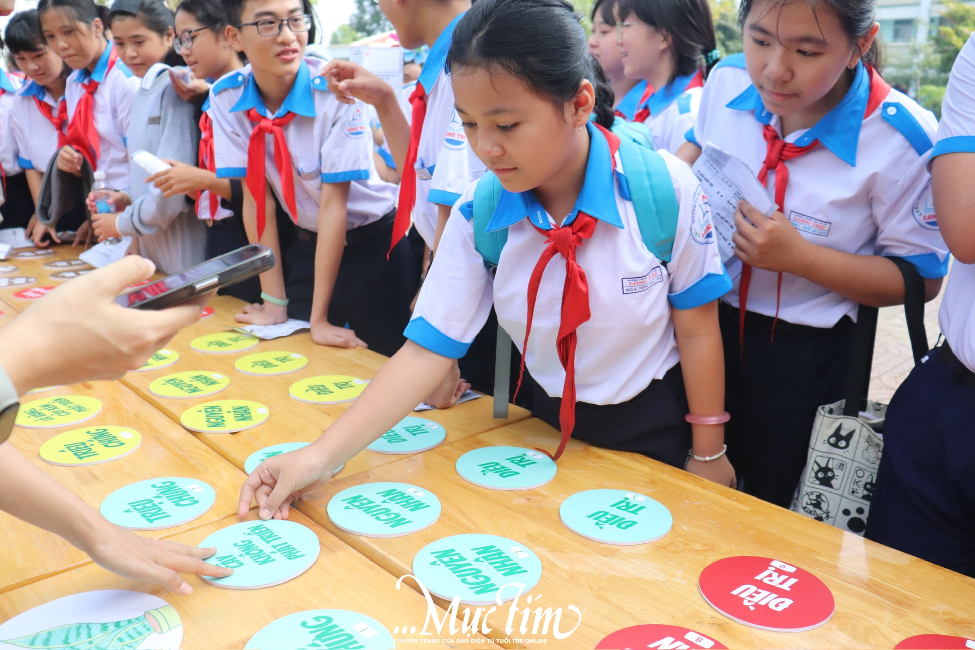 Teen Trường THCS Long Thọ thích thú khám phá điều chưa 'bật mí' về thuốc, cây xanh và vi khuẩn - Ảnh 6.