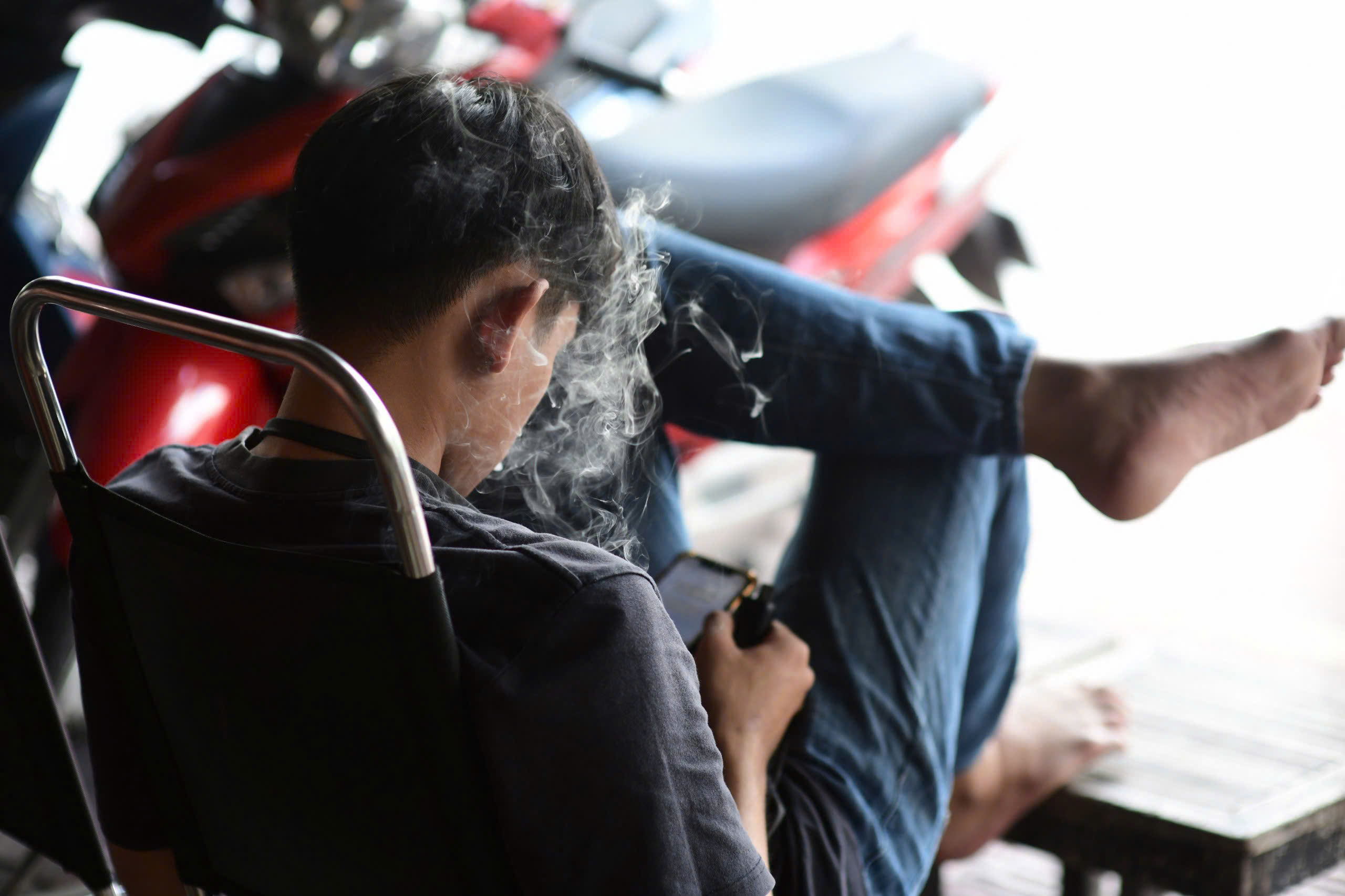 Gần 50% người dân bị phơi nhiễm khói thuốc trong nhà - Ảnh 1.