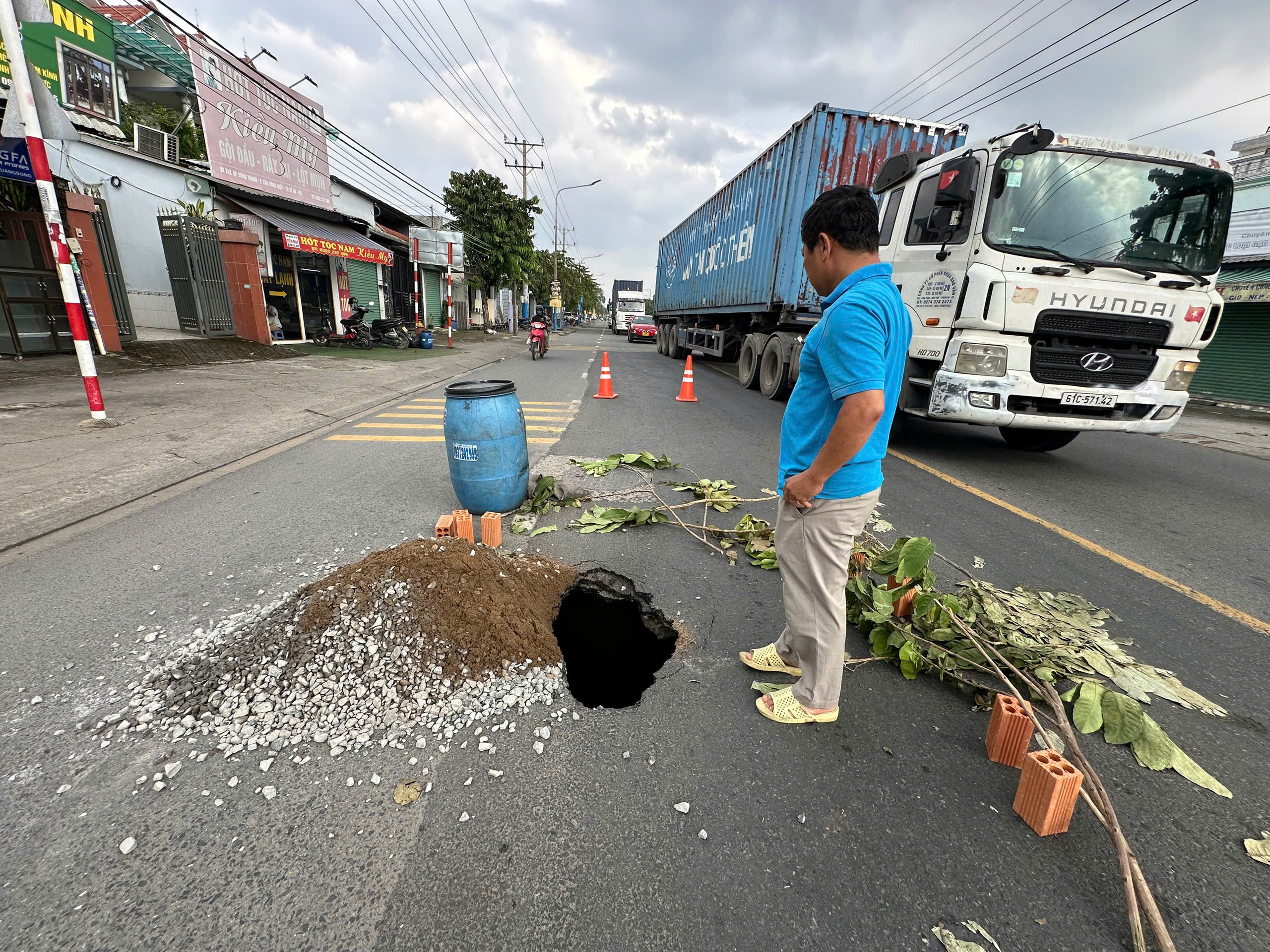 'Hố tử thần' sâu hơn 2m xuất hiện trên đường mới được trải nhựa - Ảnh 5.