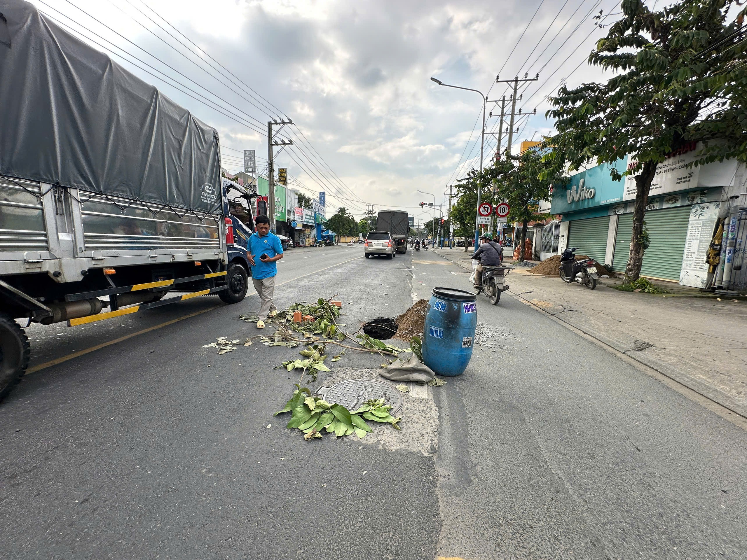 'Hố tử thần' sâu hơn 2m xuất hiện trên đường mới được trải nhựa - Ảnh 4.