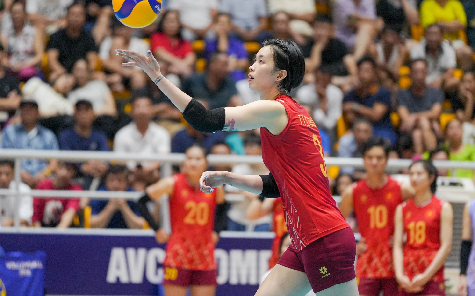 Video: Tình huống khiến Thanh Thúy bị CĐV bóng chuyền Thái Lan công kích - Ảnh 1.