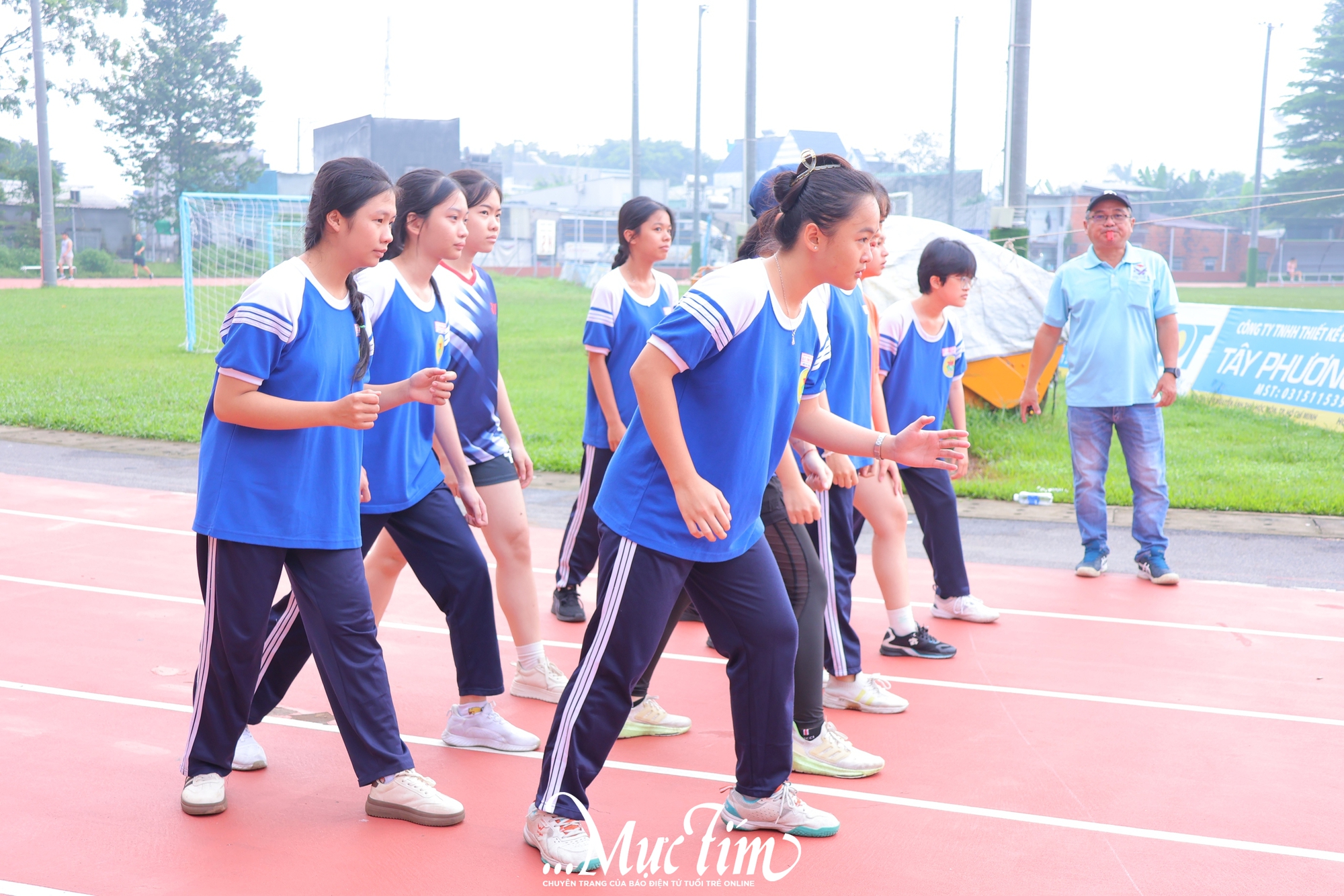 Học sinh Trường THPT Lý Thường Kiệt bứt tốc về đích, say mê những bước chạy trên đường đua- Ảnh 1.
