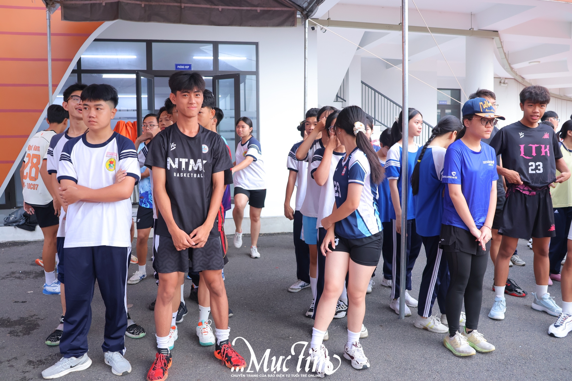 Học sinh Trường THPT Lý Thường Kiệt bứt tốc về đích, say mê những bước chạy trên đường đua- Ảnh 4.