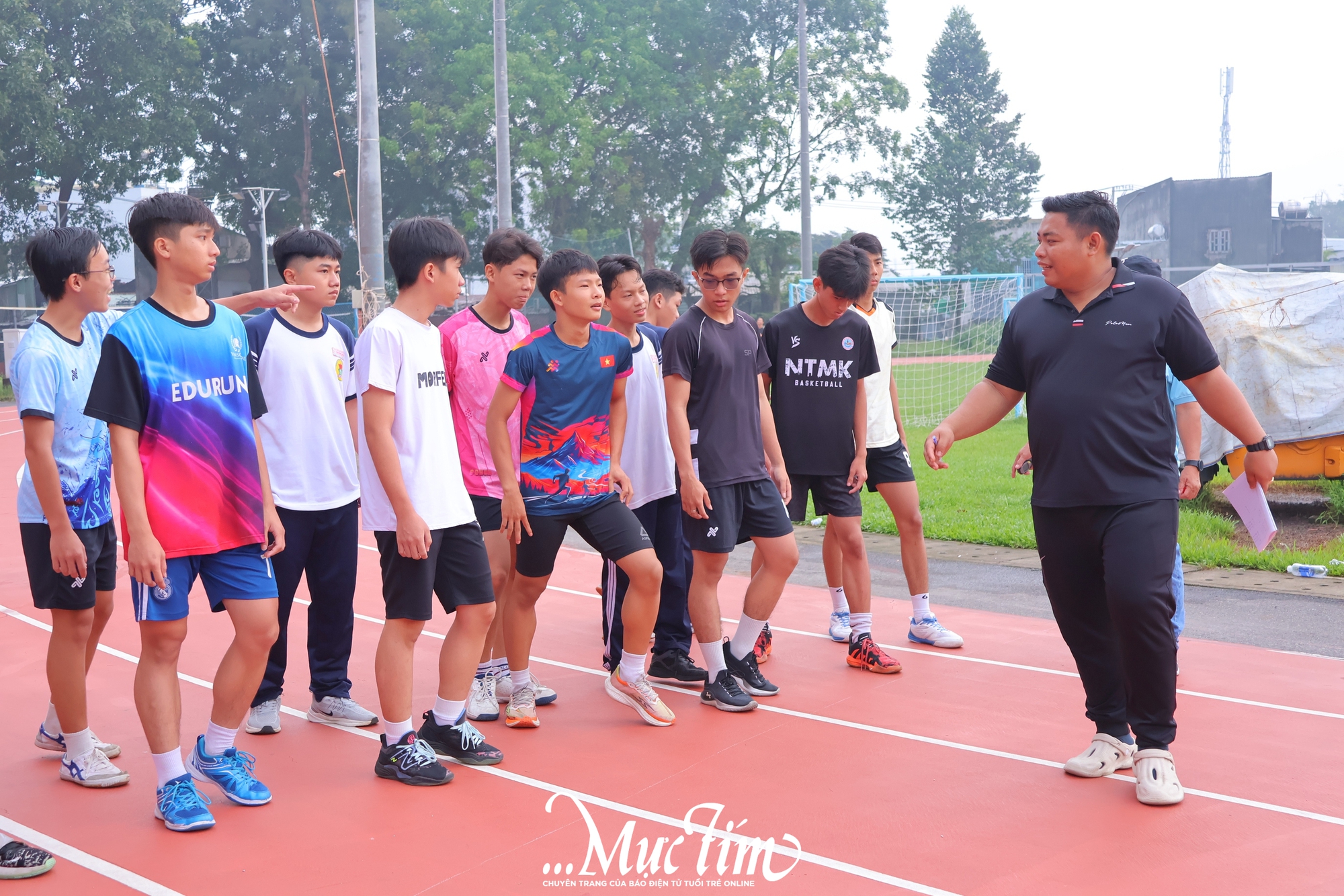 Học sinh Trường THPT Lý Thường Kiệt bứt tốc về đích, say mê những bước chạy trên đường đua- Ảnh 7.