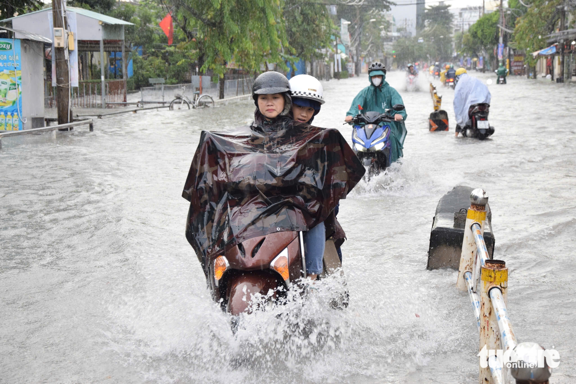 Đường Nguyễn Văn Khối, Lê Văn Thọ ngập nặng, dân đắp bao cát 'không ăn thua' - Ảnh 1.