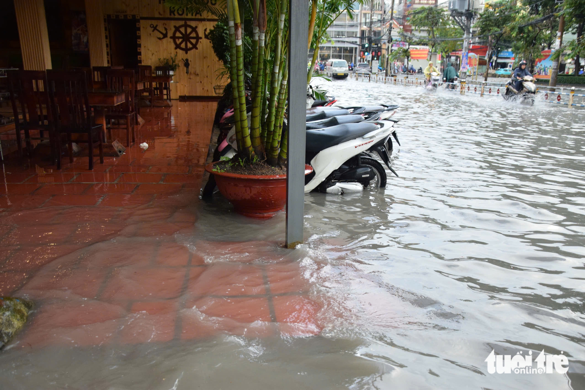 Đường Nguyễn Văn Khối, Lê Văn Thọ ngập nặng, dân đắp bao cát 'không ăn thua' - Ảnh 3.