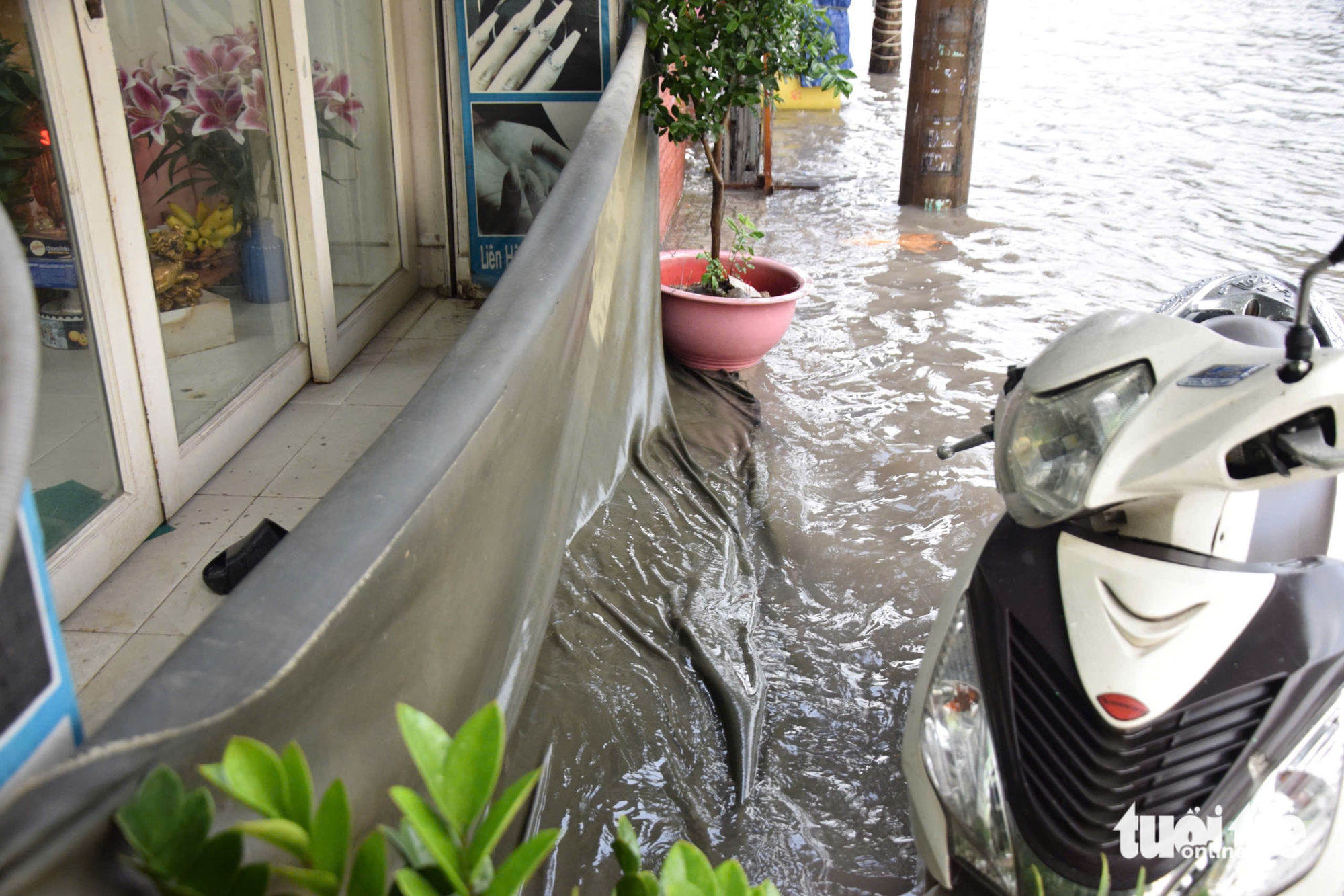 Đường Nguyễn Văn Khối, Lê Văn Thọ ngập nặng, dân đắp bao cát 'không ăn thua' - Ảnh 5.