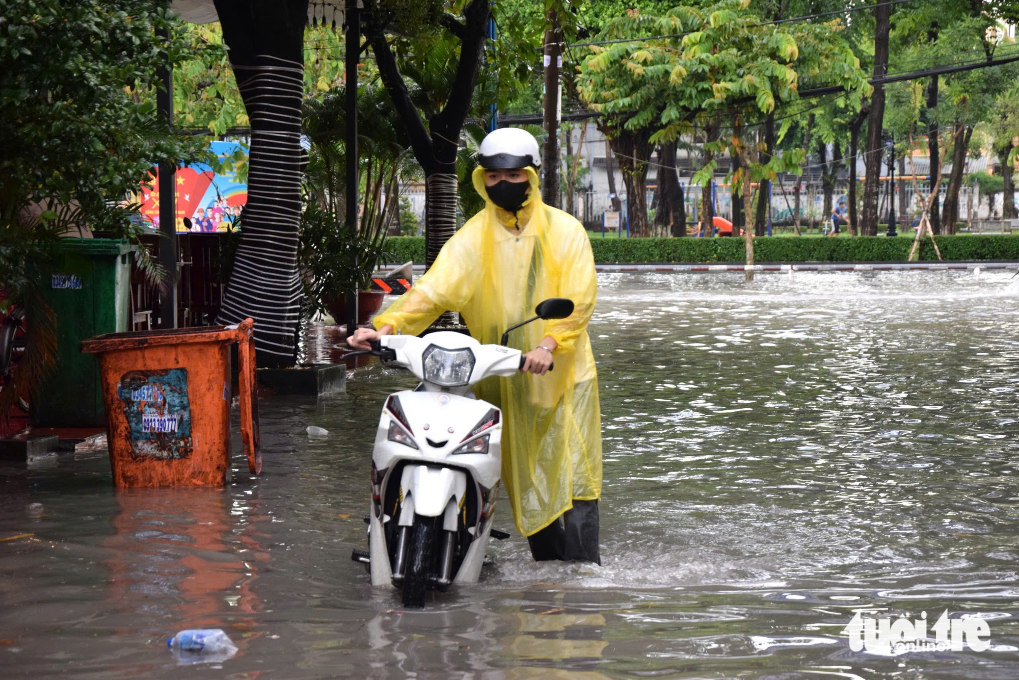 Đường Nguyễn Văn Khối, Lê Văn Thọ ngập nặng, dân đắp bao cát 'không ăn thua' - Ảnh 6.