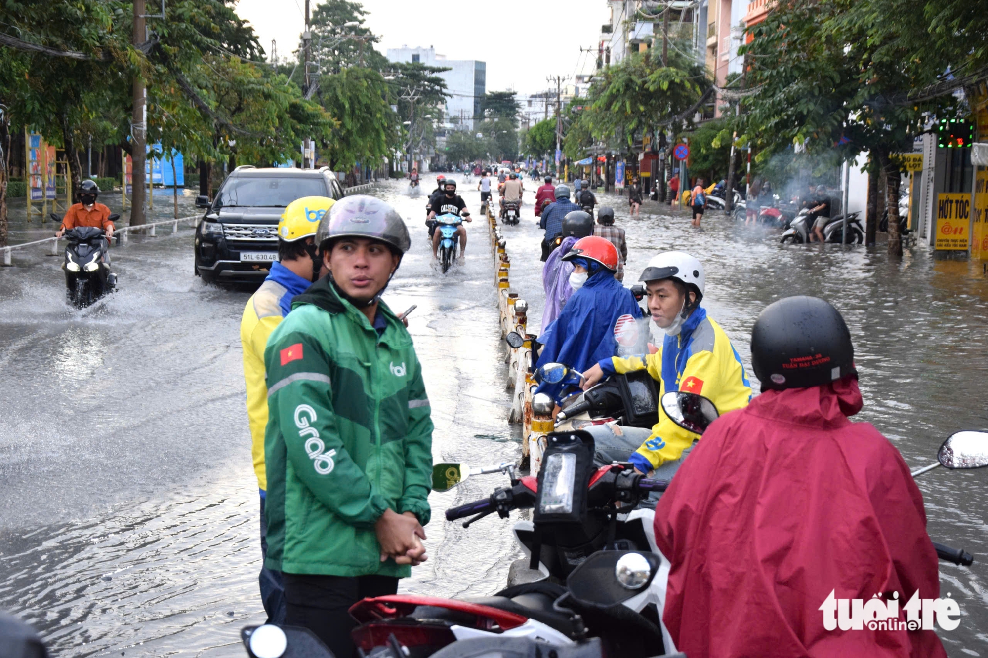 Đường Nguyễn Văn Khối, Lê Văn Thọ ngập nặng, dân đắp bao cát 'không ăn thua' - Ảnh 7.