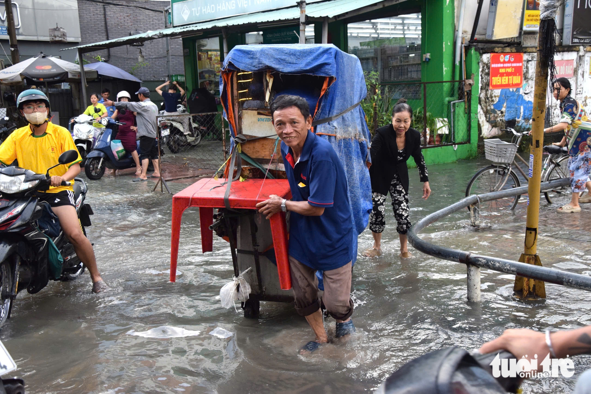 Đường Nguyễn Văn Khối, Lê Văn Thọ ngập nặng, dân đắp bao cát 'không ăn thua' - Ảnh 10.