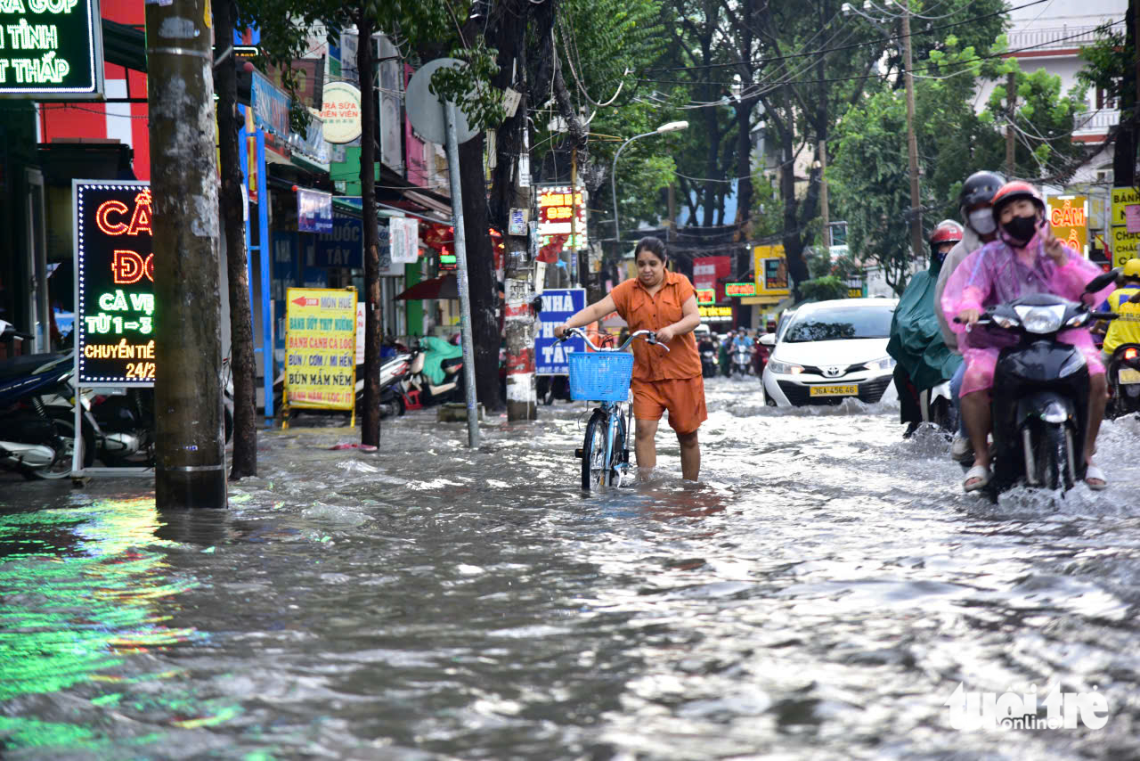 Đường Nguyễn Văn Khối, Lê Văn Thọ ngập nặng, dân đắp bao cát, căng bạt 'không ăn thua' - Ảnh 12. Đường Nguyễn Văn Khối, Lê Văn Thọ ngập nặng, dân đắp bao cát 'không ăn thua' - Ảnh 12.