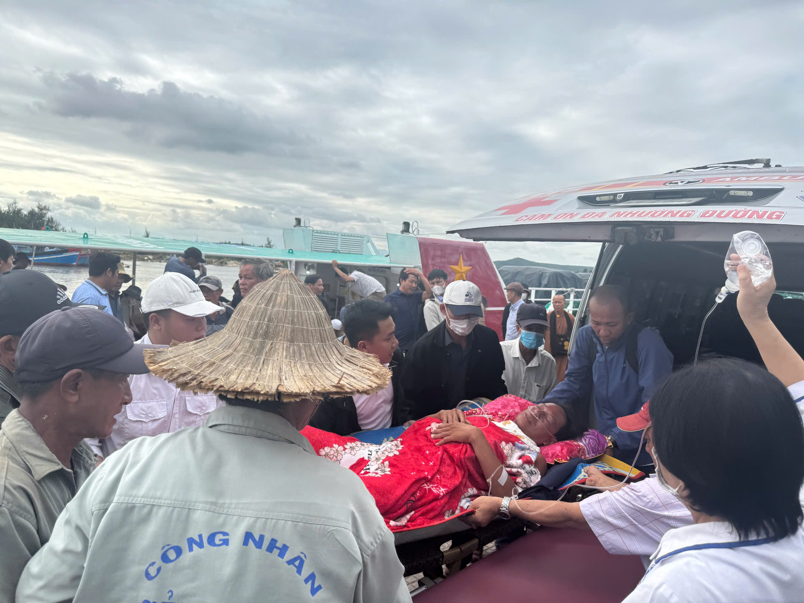 Tàu khách đưa một người ở Lý Sơn sống sót kỳ diệu vào đất liền điều trị - Ảnh 1.