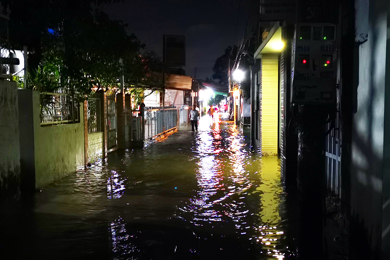 Thủy điện Trị An tăng xả lũ hơn 1.200m³/s, cảnh báo ngập cục bộ ven sông Đồng Nai - Ảnh 2.