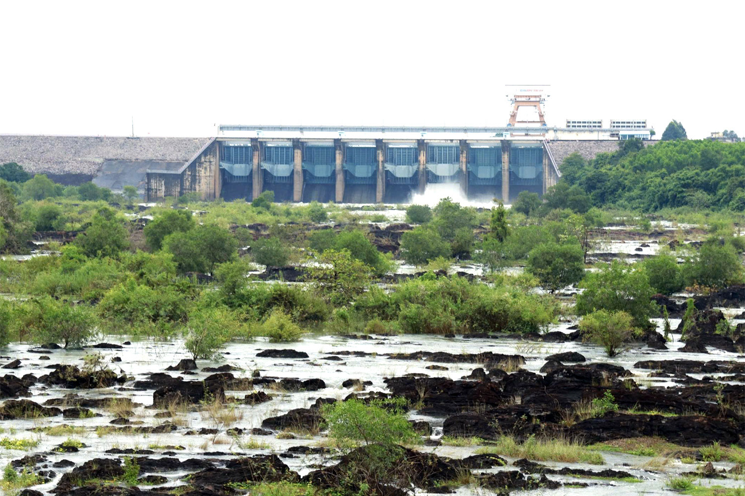 Thủy điện Trị An tăng xả lũ hơn 1.200m³/s, cảnh báo ngập cục bộ ven sông Đồng Nai - Ảnh 1.