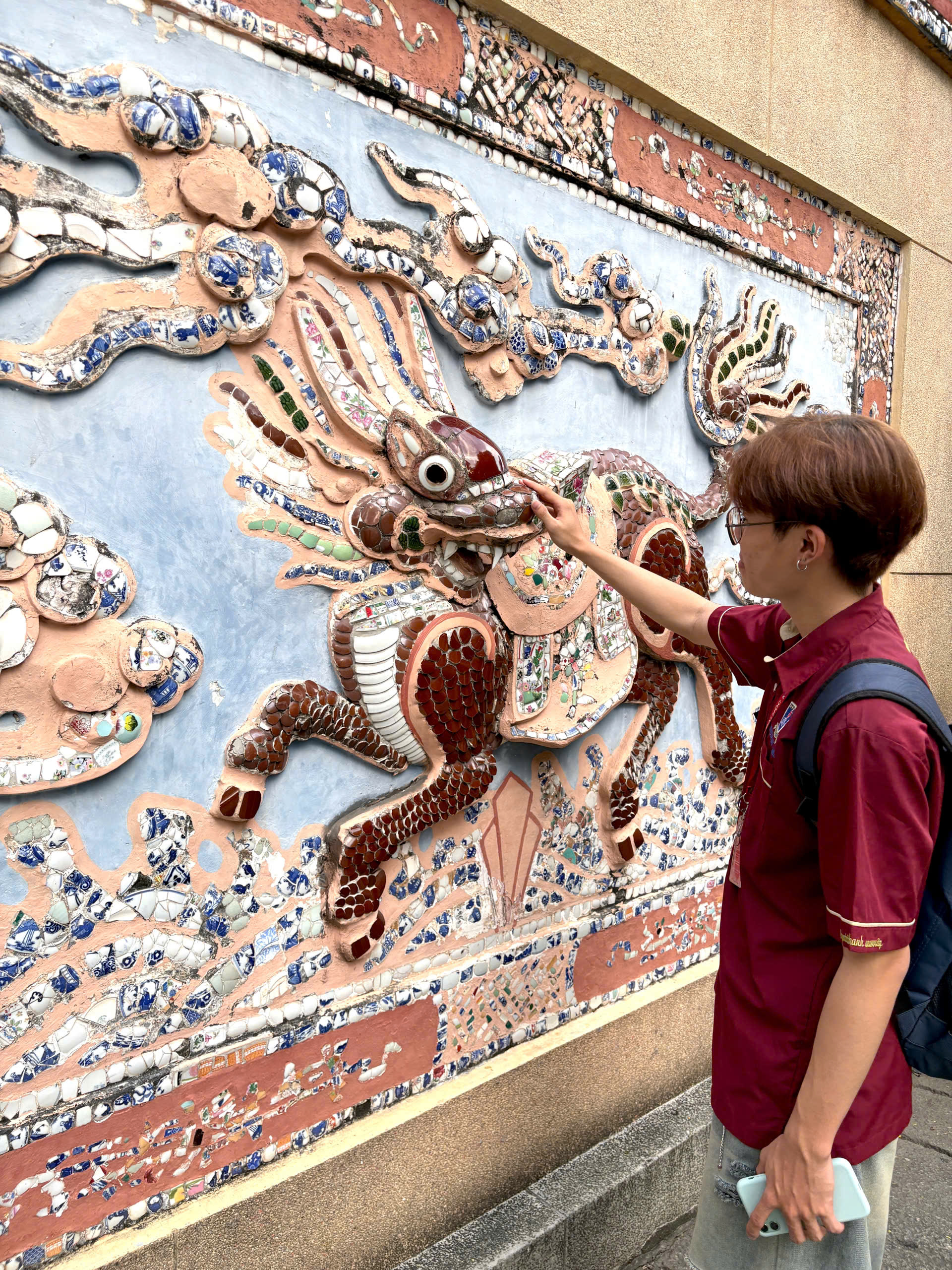 Sinh viên Trường đại học Nguyễn Tất Thành vừa học nghề, vừa học sử tại lăng Ông Bà Chiểu - Ảnh 6.