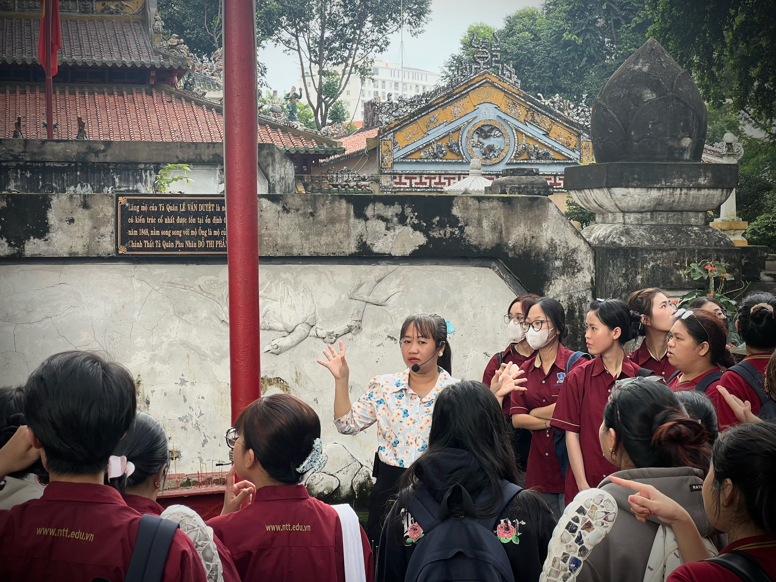 Sinh viên Trường đại học Nguyễn Tất Thành vừa học nghề, vừa học sử tại lăng Ông Bà Chiểu - Ảnh 4.