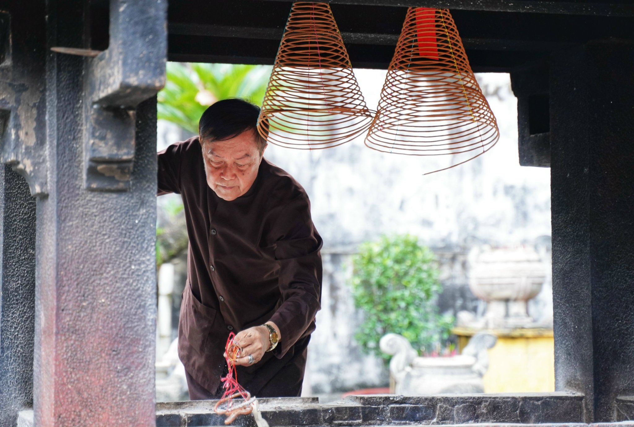 Sinh viên Trường đại học Nguyễn Tất Thành vừa học nghề, vừa học sử tại lăng Ông Bà Chiểu - Ảnh 5.