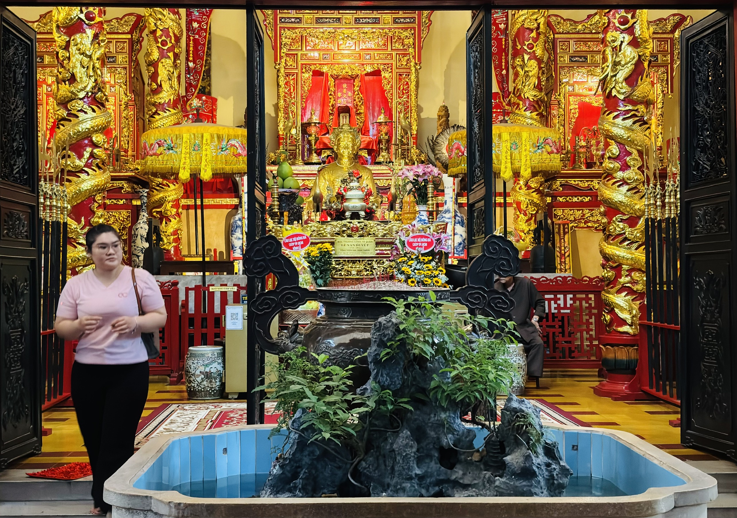 Sinh viên Trường đại học Nguyễn Tất Thành vừa học nghề, vừa học sử tại lăng Ông Bà Chiểu - Ảnh 7.