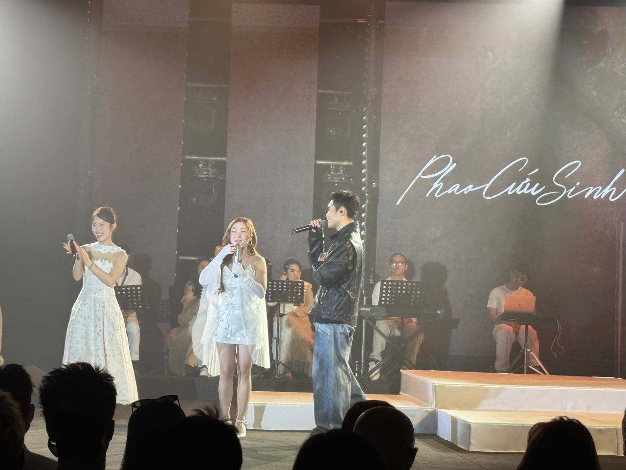 Hương Tràm gây bất ngờ khi hát rock và… bắn rap cùng anh trai Phúc Du - Ảnh 1.