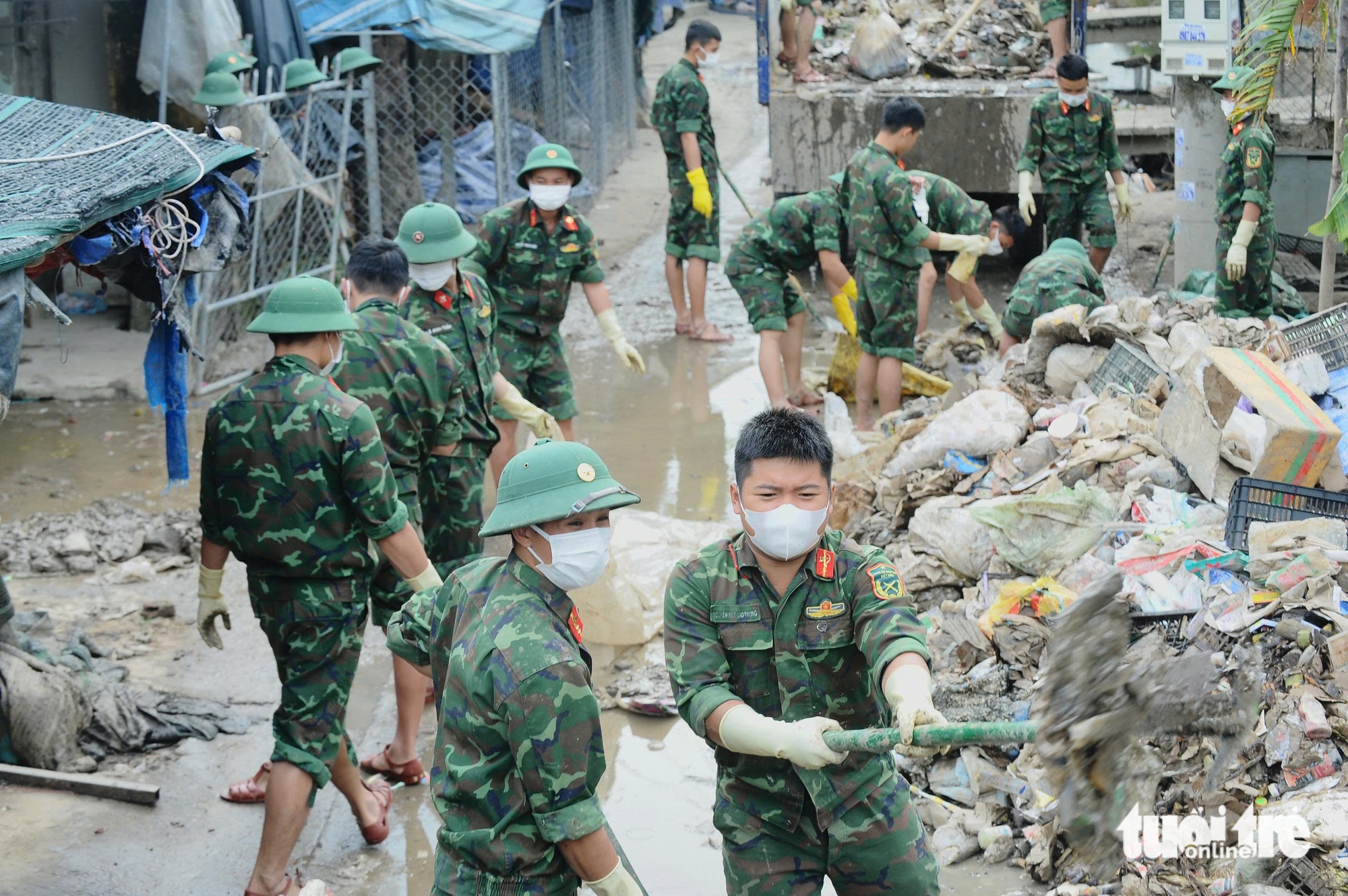 Bộ đội tìm được tiền, tài sản cho dân vùng rốn lũ- Ảnh 1.