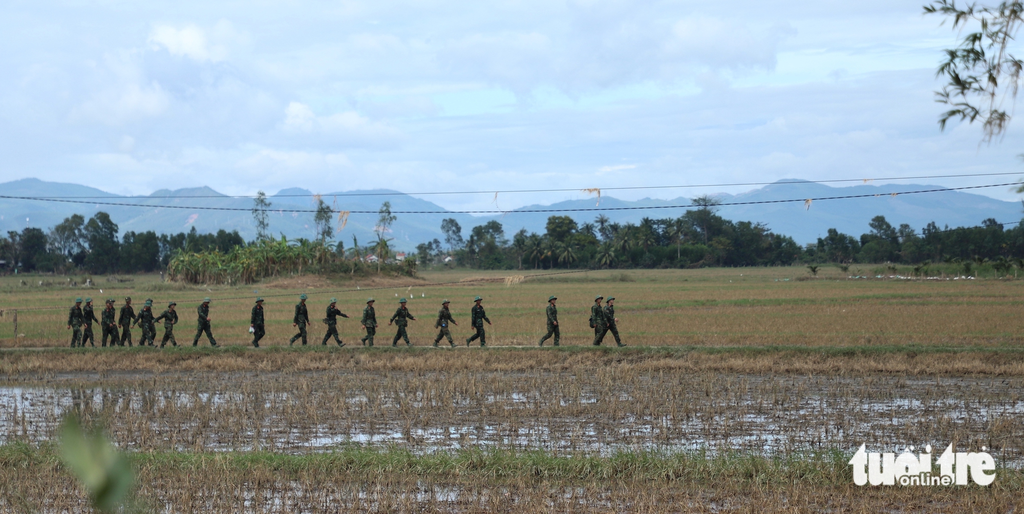 Bộ đội tìm được tiền, tài sản cho dân vùng rốn lũ- Ảnh 4.